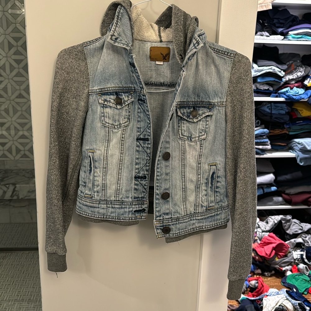 Cropped hooded denim jacket